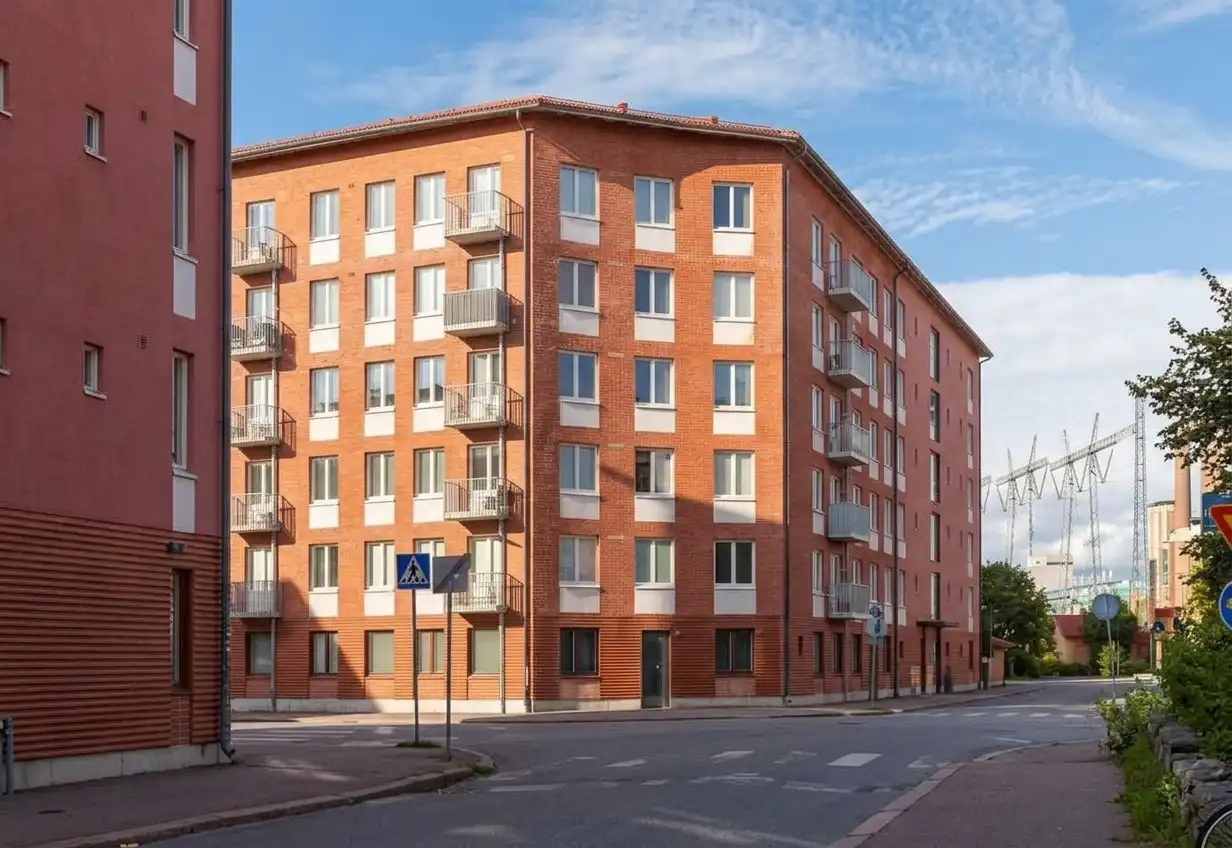 Asbestipurkutyö teollisuushallin julkisivussa Pakkalassa