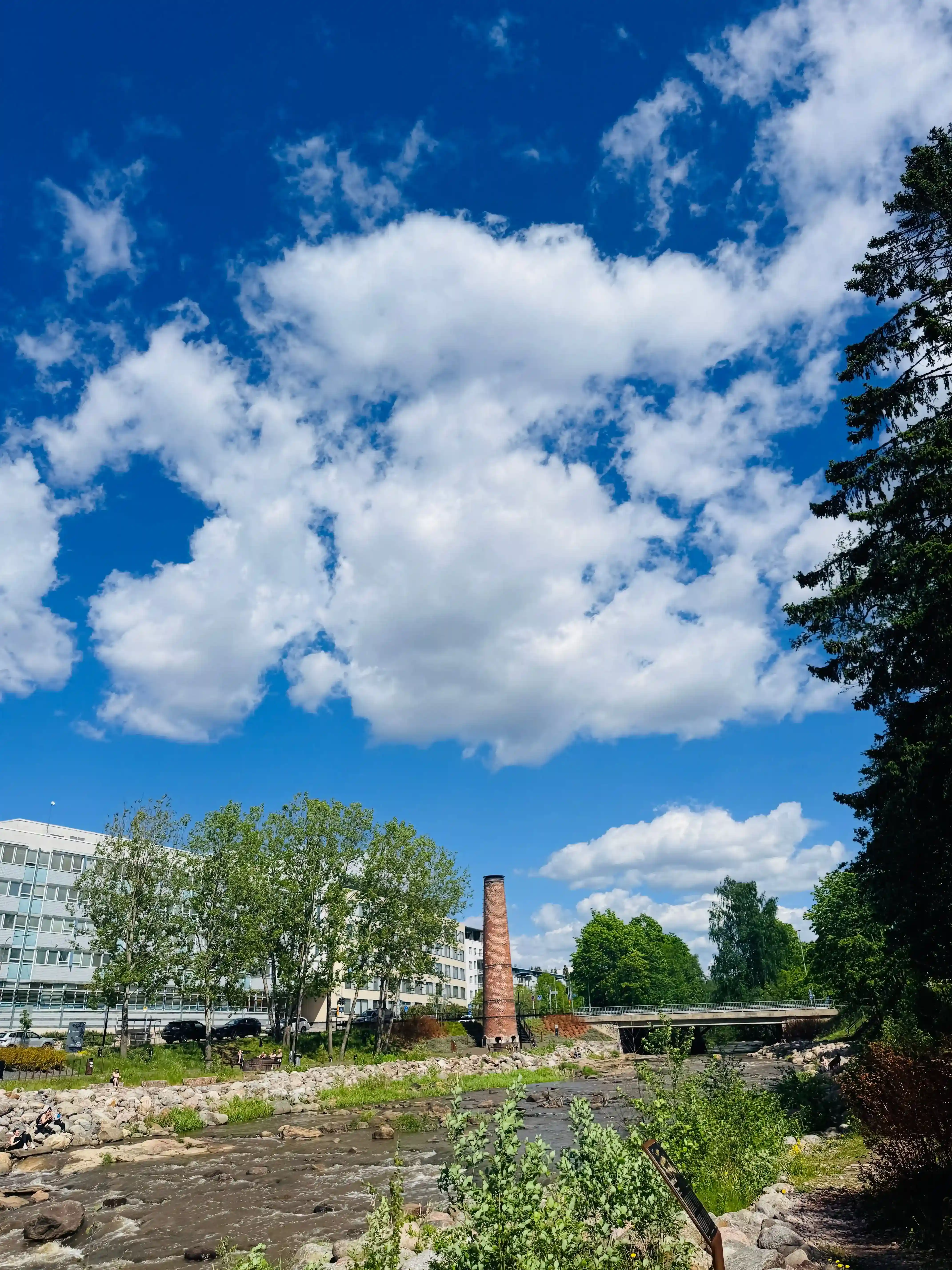 Asbestipurkutyömaa kerrostalon julkisivussa Tikkurilassa